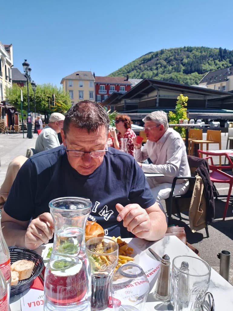 Sebastian podczas posiłku w restauracji na świeżym powietrzu