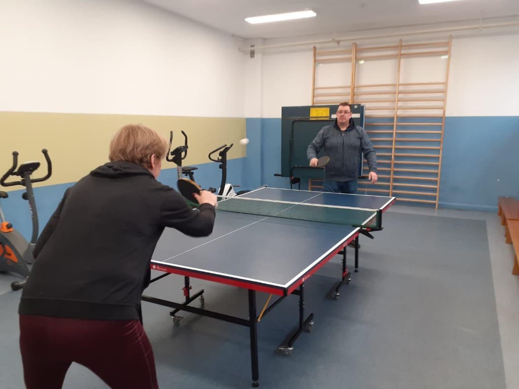 Sebastian gra w tenisa stołowego w sali rekreacyjnej